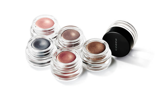 <strong>DEEP NUANCE EYES <br /> ディープ ニュアンス アイズ ＜ブラシ付＞</strong><br /> 光を巧みに操り、立体感とニュアンスを生み出す。スフレのようなテクスチャーで塗り立ての輝きを。<br /> <br /> カラー｜限定5色<br /> 価格｜3500円（税抜）<br /> 発売日｜8月5日（金）