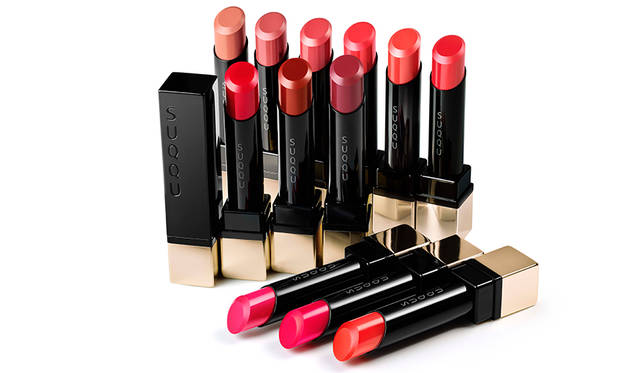 <strong>EXTRA GLOW LIPSTICK <br /> エクストラ グロウ リップスティック</strong> <br /> ひと塗りで、大人の純度を上げる唇へ。純ツヤ・純発色・軽やかな使用感を追求。こだわりのノンパール処方。  <br /> カラー｜新色10色／限定2色 <br /> 価格｜4000円（税抜） <br /> 発売日｜8月5日（金）