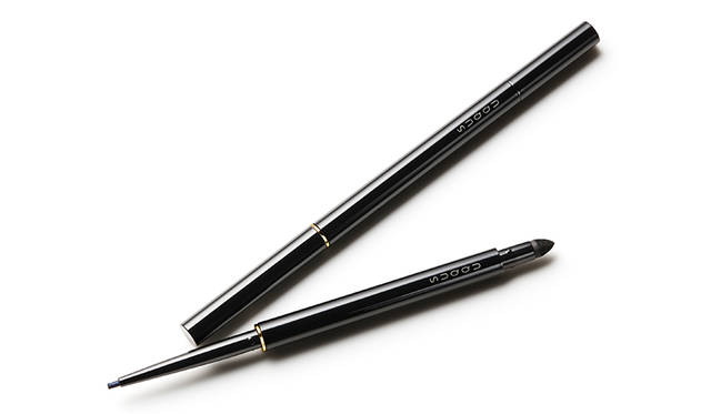 <strong>GEL EYELINER PENCIL <br /> ジェル アイライナー ペンシル</strong><br /> とろけるようなテクスチャーとこだわり抜いた描き心地。濃密な発色とツヤ感で、印象的な目元へ。<br /> <br /> カラー｜復活色1種／限定1色<br /> 価格｜3200円（税抜）<br /> 発売日｜8月5日（金）