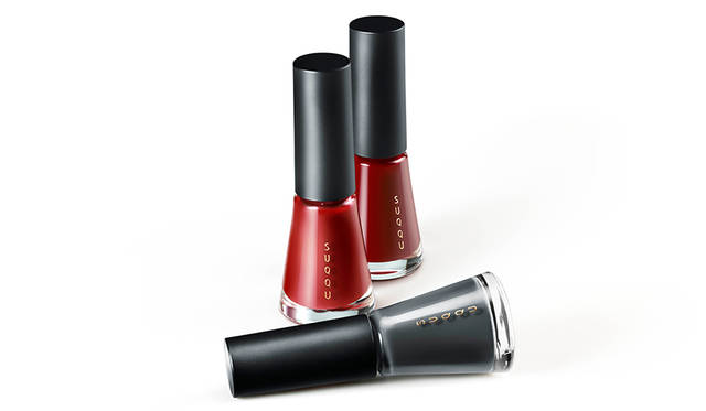 <strong>NAIL COLOR R<br />  ネイル カラー R</strong><br /> 洗練された彩りを添え、手元全体を美しく整える。「赤」と「明」のニュアンスを、大人の指先に。<br /> <br /> カラー｜限定3色<br /> 価格｜2500円（税抜）<br /> 発売日｜8月5日（金）