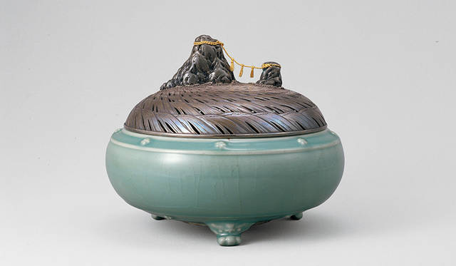  <br>中川家</br> <br>『青磁塁座三足平香炉（青磁二見香炉）穂家・銀製二見ヶ浦夫婦岩』</br> <br>九代淨益作</br>