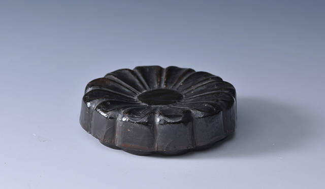 <br>飛来家</br> <br>『菊香合』</br> <br>初代一閑作</br>