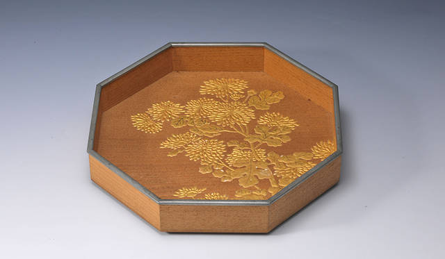 <br>駒澤家</br> <br>『八角桐木地菊絵菓子器　了々斎好』</br> <br>八代利斎作</br>