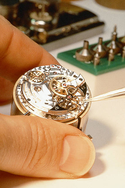 パテックフィリップのインターナショナル・カスタマー・サービスの修復工房では、日々修理と修復が行われている。