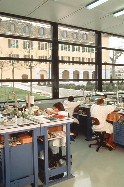 1839年の創業以来、170数年間に製作されたすべてのモデルの修理と修復を保証している。理念と誇りと技術は今もなお技術者に受け継がれ、修理やオーバーホールが日々行われていく。