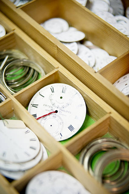 あらゆる修復ニーズに即座に対応するため、パテック フィリップでは文字盤さえもストックしている。