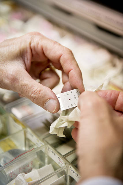 アール・デコのエレガンスを継承する「Twenty~4®」の文字盤。レディースモデルの多彩な文字盤も、ひとつひとつ大切にストックしている。