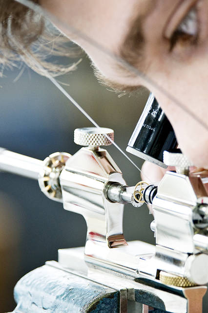 職人が右目に装着しているのがキズミ。これはルーペと同じく対象を拡大して見ることができる道具であり、一般に用いられているのは4～5倍のタイプ。