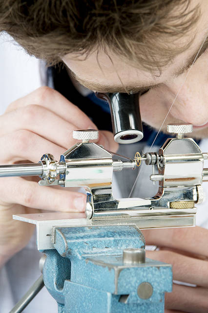 歯車のホゾ（編集部注：軸穴）の研磨作業。この非常に繊細な作業をマスターするには、およそ10年かかると言われている。