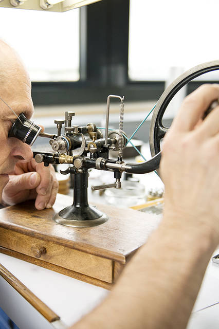 パテック フィリップの修復工房で働くことは、スイス時計業界のなかでも最難関のひとつとして数えられている。