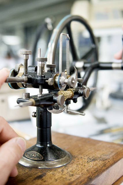 歯車の歯を切る手動工作機械。修復作業には、こうしたミュージアム級の工作機械が実際に使われている。