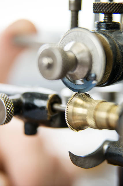 旋盤を直角に当て、歯を1枚1枚切っていく。そして次に、歯先を正確に整形するため、研磨作業を施すのだ。あるタイムピースでは、歯車の製作のみで173時間を要した。