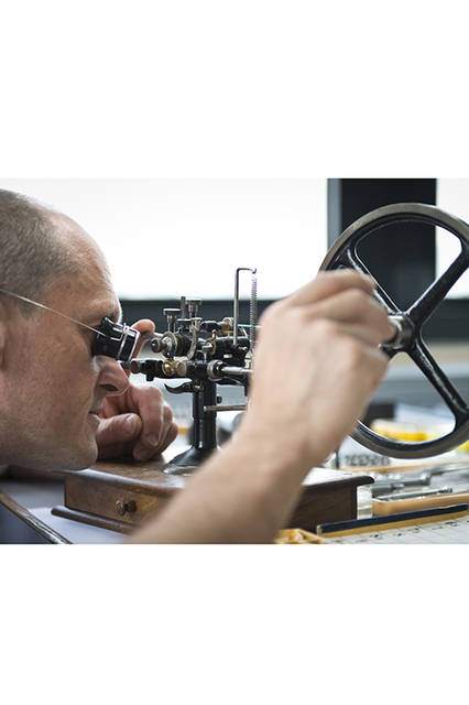 歯車の修復は、繊細さと注意深さが高次元で要求される作業。この息が詰まるような作業を、職人たちは淡々とこなしている。