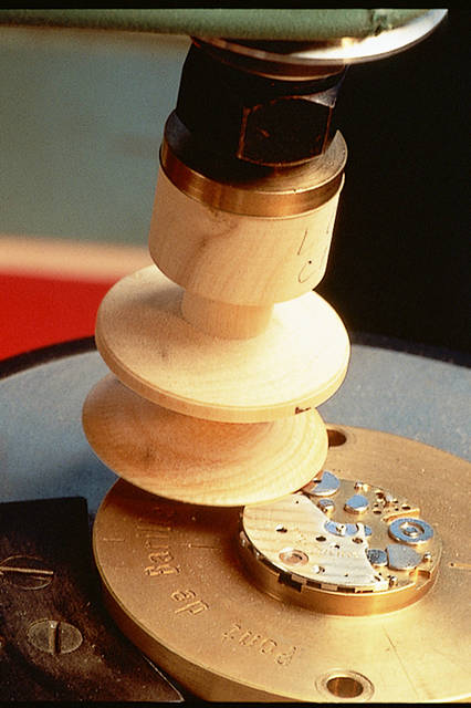 ツゲの木に研磨剤を塗り、地板の厚みをわずかに削り取って、美しい縦縞模様を施していく。この模様はコート・ド・ジュネーブと呼ばれている。