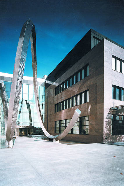 ジュネーブ市郊外のプラン・レ・ワットにあるパテック フィリップの本社。巨大なオブジェは、ヒゲゼンマイを模したもの。