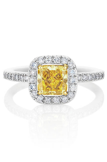 <strong>デビアス オーラ ファンシーカラー ソリティア ダイヤモンドリング</strong><br /> 素材｜ファンシーイエローダイヤモンド（1.01ct）、ホワイトダイヤモンド、ホワイトゴールド、イエローゴールド<br /> 価格｜190万800円<br />