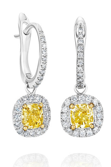 <strong>デビアス オーラ ソリティア ダイヤモンド スリーパー イヤリング</strong><br /> 素材｜ファンシーイエローダイヤモンド（0.52ct）、ホワイトダイヤモンド、ホワイトゴールド、イエローゴールド<br /> 価格｜154万9800円 <br />