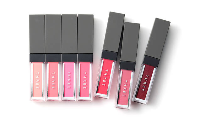 <strong>THREE エピック ミニ ダッシュ</strong><br /> 表情を艶やかに微笑ませる、エアリーなホイップドティントジェル。<br /> カラー｜全7色<br /> 価格｜3000円（税抜）<br /> 発売日｜8月10日(水)<br />