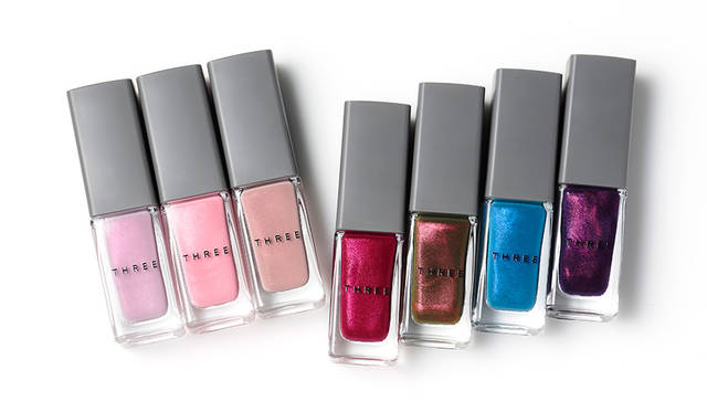 <strong>THREE ネイルポリッシュ</strong><br /> パールの光線を繊細に映し出す、表情豊かな指先へ。<br /> カラー｜全7色（内2色限定）<br /> 価格｜1800円（税抜）<br /> 発売日｜8月10日(水)<br />