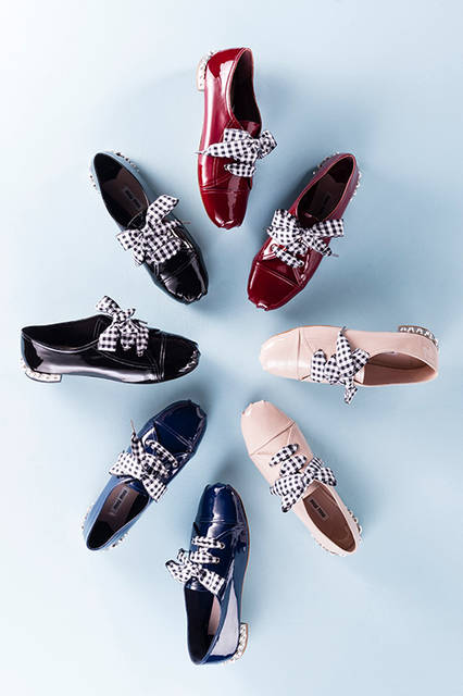 <strong>ジュエルヒール レースアップシューズ</strong><br /> 価格｜8万8000円（税抜/予定価格）<br /> 高さ｜1cm<br /> 素材｜羊革<br /> カラー｜5色展開（ボルドー/ネイビー/ブラック/シルバー（画像なし）/ベージュピンク）※ボルドー、ネイビー、シルバーのみ先行販売