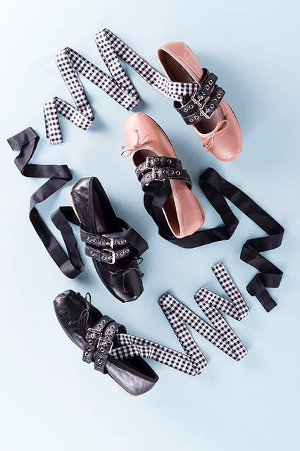 <strong>ベルト付バレリーナ（ナッパ）</strong> 価格｜8万8000円（税抜/予定価格） 高さ｜0.5cm 素材｜羊革 カラー｜ベージュピンク、ブラック