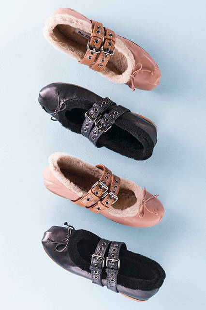 <strong>ベルト付ファーインソール バレリーナ</strong><br /> 価格｜10万4000円（税抜/予定価格）<br /> 高さ｜0.5cm<br /> 素材｜羊革、シープファー<br /> カラー｜ベージュピンク、ブラック