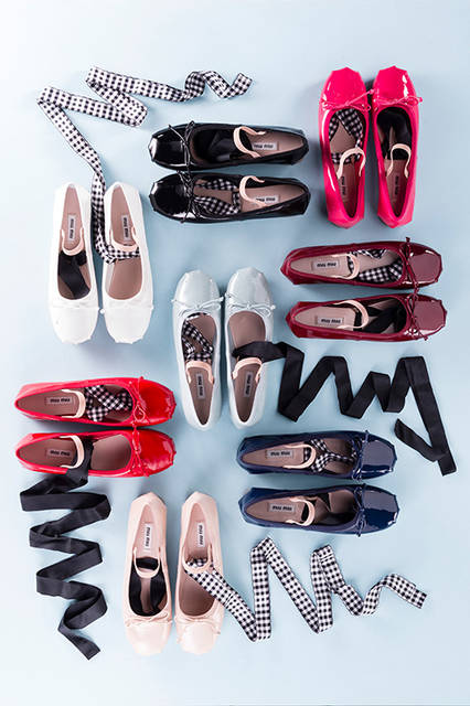 <strong>バレリーナ（エナメル）</strong><br /> 価格｜6万9000円（税抜/予定価格）<br /> 高さ｜0.5cm<br /> 素材｜羊革<br /> カラー｜9色展開（ブラック/ベージュピンク/ホワイト/レッド/ボルドー/フューシャピンク/ライトブルー//イエロー（画像なし）/ネイビー）※全て伊勢丹新宿店 先行発売<br />