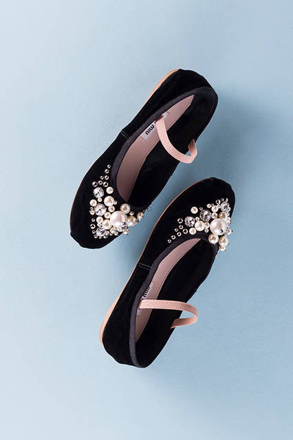 <strong>ビジュー付バレリーナ（ベルべット）</strong><br /> 価格｜10万4000円（税抜/予定価格）<br /> 高さ｜0.5cm<br /> 素材｜100%レーヨン<br /> カラー｜ブラック