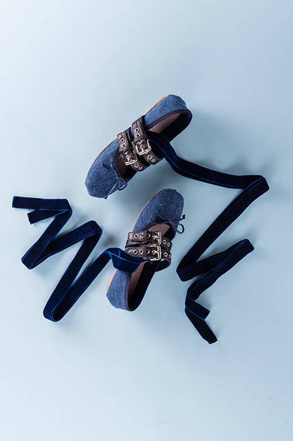 <strong>バレリーナ（デニム）</strong><br /> 価格｜8万8000円（税抜/予定価格）<br /> 高さ｜0.5cm<br /> 素材｜100%コットン<br /> カラー｜ブルーデニム