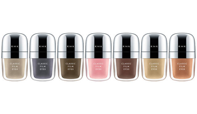<strong>RMK クラシック フィルム アイズ</strong><br /> 濃密なメタリックの輝きを放つ、みずみずしく凛としたまなざしをつくるウォーターベースのアイシャドウ。まぶたにのせた瞬間、しっとりとしたテクスチャーがさらさらに変化。指でのばすだけで、自然なハリと奥行きのある立体的なまなざしに。<br /> <br /> 価格｜全7色　各3000円（税抜）<br /> 発売日｜8月12日（金） 数量限定発売<br />