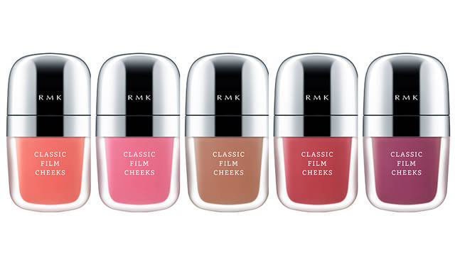 <strong>RMK クラシック フィルム チークス</strong><br /> 水のようなテクスチャーで内側からぽっと色づいたような血色を演出するウォーターベースのチークです。あえてパールを配合せず、色そのものの魅力を引き出したクリアでピュアな発色。。持ち運びにも便利な、手のひらにすっぽり収まるキュートなデザイン。<br /> <br /> 価格｜全5色　各3000円（税抜）<br /> 発売日｜8月12日（金） 数量限定発売<br />