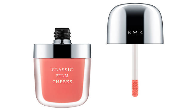 <strong>RMK クラシック フィルム チークス</strong><br /> 水のようなテクスチャーで内側からぽっと色づいたような血色を演出するウォーターベースのチークです。あえてパールを配合せず、色そのものの魅力を引き出したクリアでピュアな発色。。持ち運びにも便利な、手のひらにすっぽり収まるキュートなデザイン。<br /> <br /> 価格｜全5色　各3000円（税抜）<br /> 発売日｜8月12日（金） 数量限定発売<br />