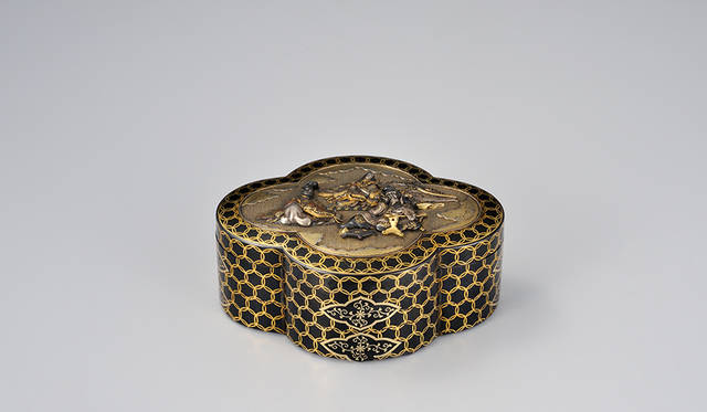 海野勝珉　「三歌仙図小箱」　幅8.5×奥行6.5×高6.0㎝　税込10,800,000円