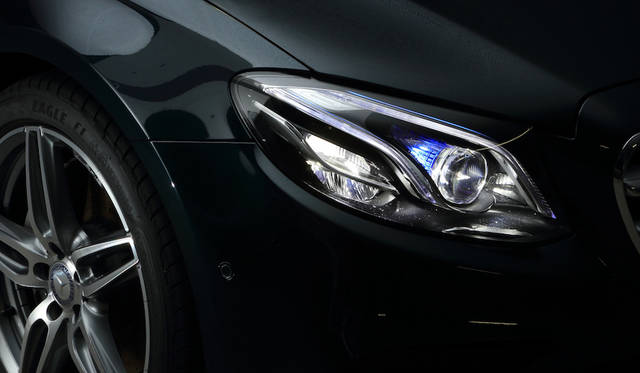 Mercedes Benz E Class|メルセデス・ベンツ Eクラス アバンギャルドには84個のLEDで路面反射を防いだりハイビーム走行中に周囲の車両の幻惑を防止したりするインテリジェントな「マルチビームLEDヘッドライト」装備