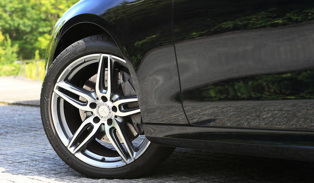 Mercedes Benz E Class|メルセデス・ベンツ Eクラス E200アバンギャルド・スポーツのタイヤはリム径19インチが標準となる