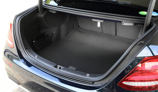 Mercedes Benz E Class|メルセデス・ベンツ Eクラス 540リッターと容量の大きい荷室