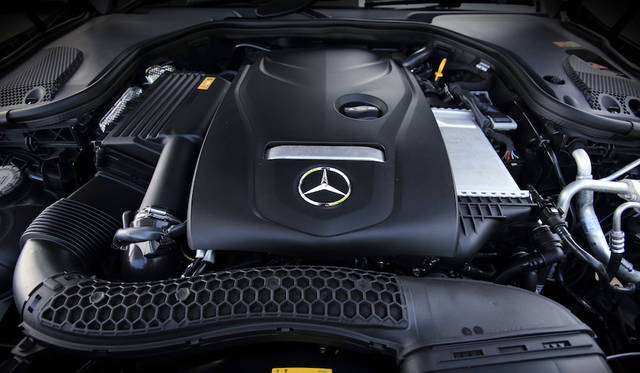Mercedes Benz E Class|メルセデス・ベンツ Eクラス 1991cc4気筒ターボエンジンは最高出力135kW(184ps)@5500rpm、最大トルク300Nm@1200〜4000rpmを発生