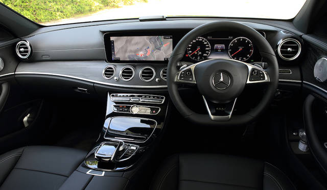 Mercedes Benz E Class|メルセデス・ベンツ Eクラス ダッシュボードには12.3インチのTFT液晶画面を2つ備える