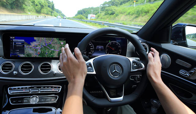 Mercedes Benz E Class|メルセデス・ベンツ Eクラス 80km/hから180km/hまで高速走行中の自動レーンチェンジができる「アクティブレーンチェンジングアシスト」装備