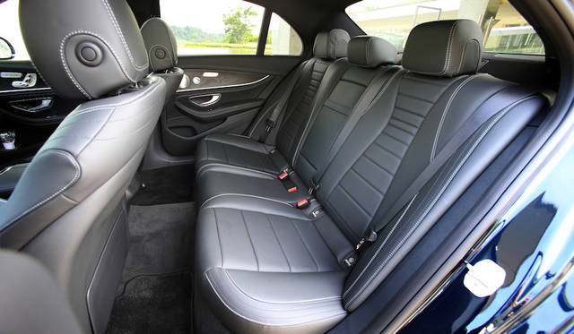 Mercedes Benz E Class|メルセデス・ベンツ Eクラス 長いホイールベースの恩恵で後席スペースはかなり余裕がある