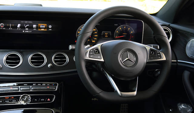 Mercedes Benz E Class|メルセデス・ベンツ Eクラス ステアリングホイールのスポーク部分に親指のスワイプでインフォテイメントシステムが操作できるタッチコントロールボタンがつく