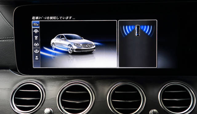 Mercedes Benz E Class|メルセデス・ベンツ Eクラス 自動操舵、ブレーキ、ギアチェンジ、速度コントロール機能により、自動で駐車が可能なパーキングパイロット。縦列、並列駐車のいずれにも対応する。