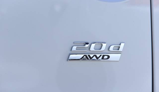 20 d「プレスティッジ」（663万円）はベースグレードの「ピュア」（639万円）に対して「トーラスレザーシート」「クロムサイドウィンドウサラウンド」「後席アームレスト」「追加電源ソケット（2つ）」を持つ