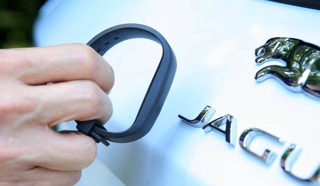 新採用がリストバンド型のキー「アクティビティキー」（4万1,000円のオプション）でスポーツを楽しんでいる時にキーを紛失する心配を解消する