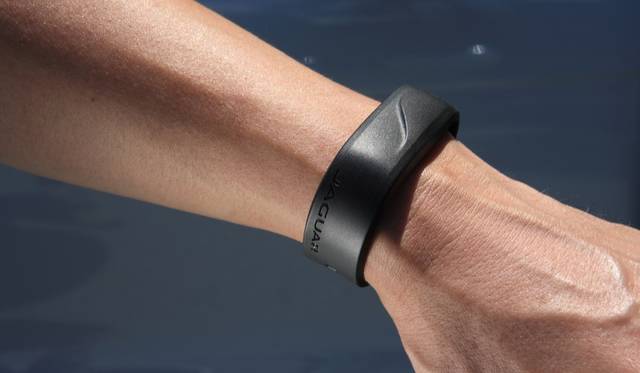 新採用がリストバンド型のキー「アクティビティキー」（4万1,000円のオプション）でスポーツを楽しんでいる時にキーを紛失する心配を解消する