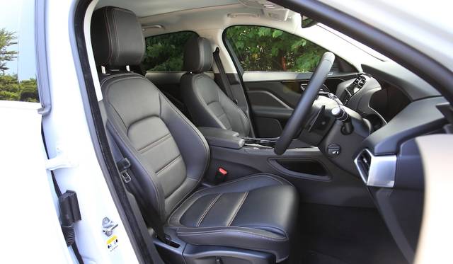 20 dプレスティッジはレザーシート標準装備（ブラックはコントラストステッチ）