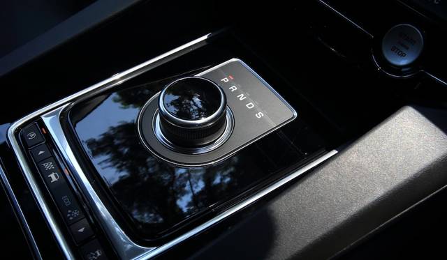 おなじみロータリー型のギアセレクター