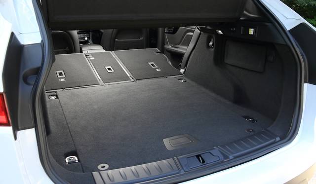 後席のバックレストは40対20対20の可倒式