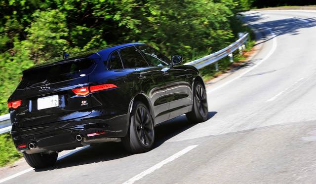 AWD（総輪駆動）システムはドライ路面では後輪に90パーセントのトルクを、スリップしやすい路面では前後50パーセントずつ、変化の多い路面では前輪に90パーセントとたえず最適な駆動力をもたらす