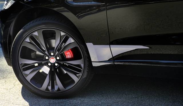 Sのタイヤは255/50R20でホイールもハーフマットで迫力十分